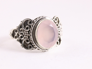 23853 Bewerkte zilveren ring met rozenkwarts