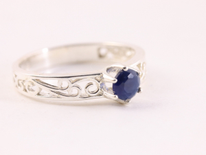 23867 Fijne opengewerkte zilveren ring met blauwe saffier