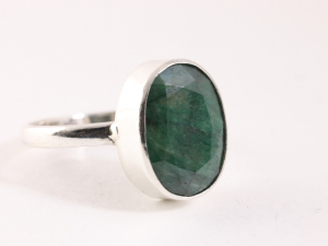 24042 Zilveren ring met smaragd
