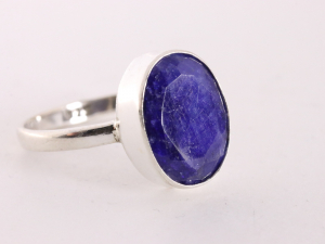24043 Zilveren ring met blauwe saffier