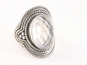 24070 Bewerkte zilveren ring met bergkristal