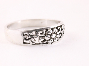 24095 Fijne opengewerkte zilveren ring met bloem