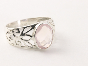 24103 Opengewerkte zilveren ring met rozenkwarts 