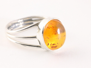 24107 Opengewerkte zilveren ring met amber 