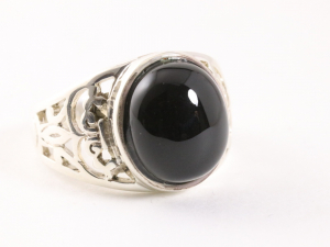 24116 Opengewerkte zilveren ring met onyx -