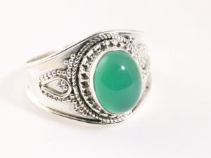 24138 Bewerkte zilveren ring met groene onyx 