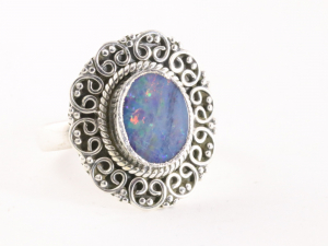 24162 Bewerkte zilveren ring met blauwe doublet opaal 