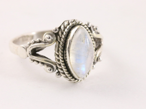24194 Fijne bewerkte zilveren ring met regenboog maansteen 