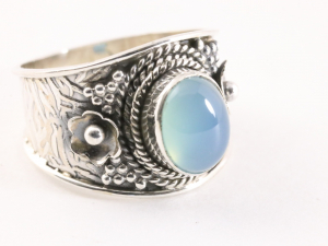 24197 Bewerkte zilveren ring met blauwe chalcedoon