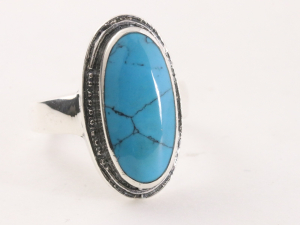 24199 Zware bewerkte zilveren ring met blauwe turkoois