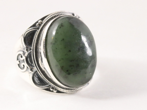 24204 Bewerkte zilveren ring met jade