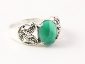 24233 Zilveren ring met groene onyx en marcasiet