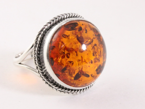 24265 Grote bewerkte ronde zilveren ring met amber