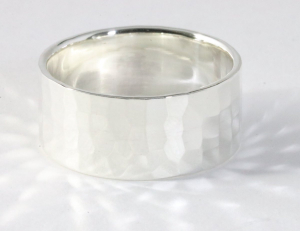 25279 Brede gehamerde zilveren ring