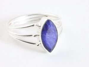 25581 Opengewerkte zilveren ring met blauwe saffier