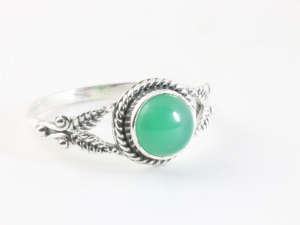 24881 Fijne bewerkte zilveren ring met groene onyx