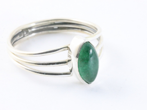 24893 Opengewerkte zilveren ring met jade