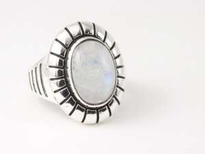 21824 Bewerkte zilveren ring met regenboog maansteen - maat 17.5