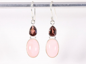 54077 Zilveren oorbellen met roze opaal en granaat
