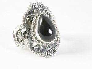 24421 Bewerkte zilveren ring met onyx
