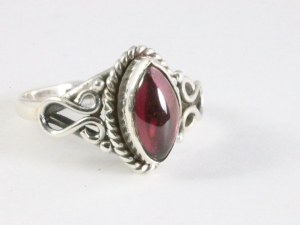 24477 Fijne bewerkte zilveren ring met granaat