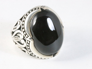 25191 Zware bewerkte zilveren ring met onyx