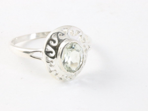 24582 Fijne opengewerkte zilveren ring met bergkristal