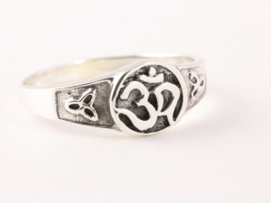 24080 Fijne zilveren ring met ohm teken