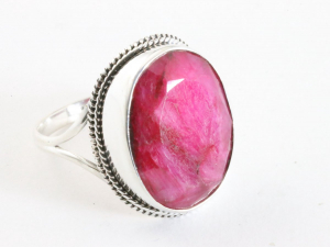 25619 Bewerkte ovale zilveren ring met robijn