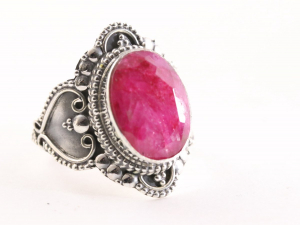 23857 Bewerkte zilveren ring met robijn