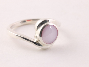 23910 Fijne hoogglans zilveren ring met roze parelmoer