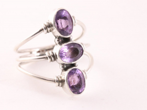 23673 Opengewerkte zilveren ring met 3 amethist stenen