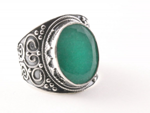 23782 Bewerkte zilveren ring met smaragd
