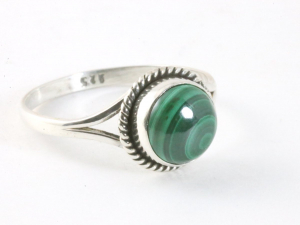 24937 Fijne bewerkte ronde zilveren ring met malachiet