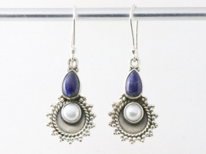 54808 Bewerkte zilveren oorbellen met lapis lazuli en parel