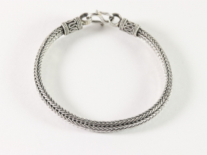 30957 Zware zilveren snake armband met bewerkte sluiting