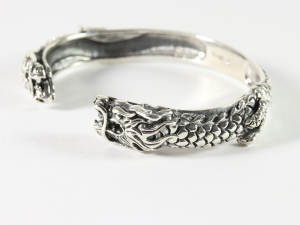 31022 Zware zilveren klemarmband met draken  