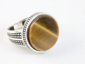 25020 Bewerkte ronde zilveren ring met tijgeroog