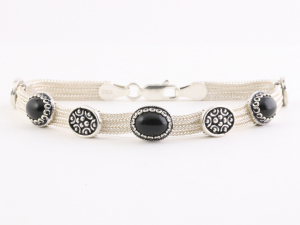 31488 Traditionele zilveren armband met onyx en niëllo decoraties