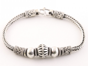 31930 Zware zilveren armband met bewerkte Balinese kralen