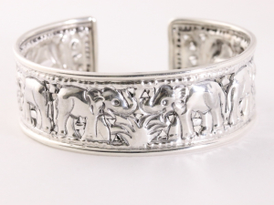 31934 Brede zilveren klemarmband met olifanten