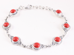 32210 Bewerkte zilveren armband met rode koraal