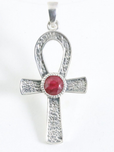 43320 Bewerkte zilveren ankh hanger met robijn