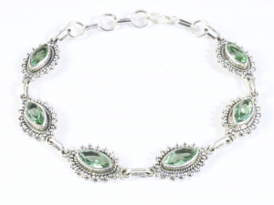 32628 Bewerkte zilveren armband met groene amethist