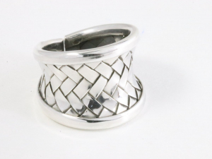 24480 Brede gevlochten zilveren ring