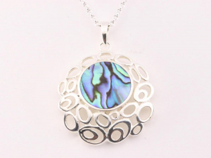 41624+HK Grote opengewerkte zilveren hanger met abalone schelp aan ketting
