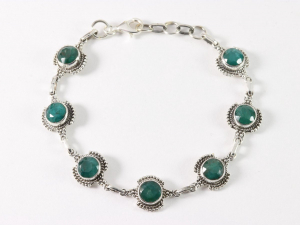31089 Bewerkte zilveren schakelarmband met smaragd