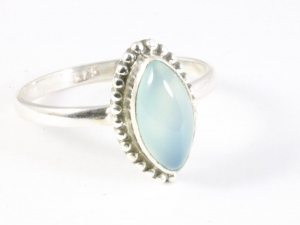 25577 Fijne bewerkte zilveren ring met aqua chalcedoon
