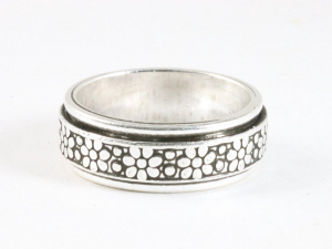 25686 Zware zilveren geluksring met bloemen patroon