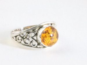 25135 Fijne opengewerkte zilveren ring met amber